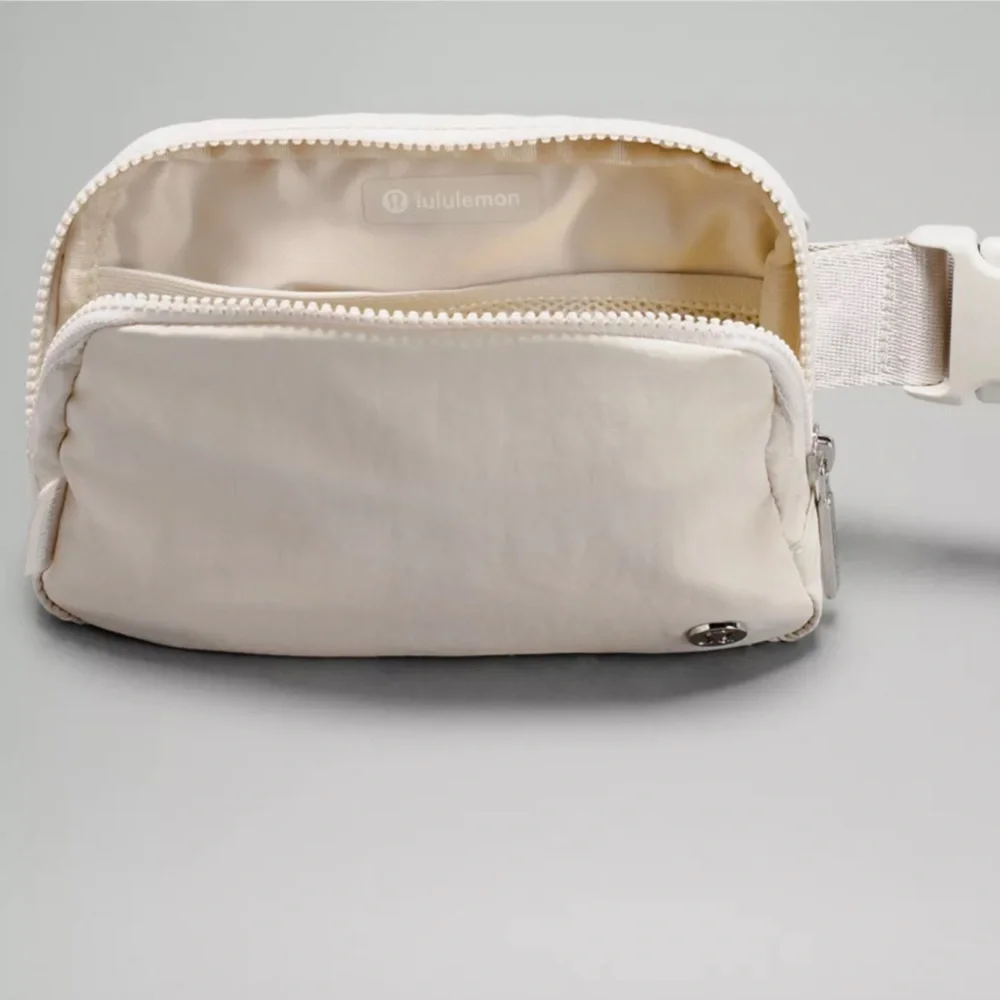 Lululemon Everywhere Belt Bag NWT - Picture 4 of 10